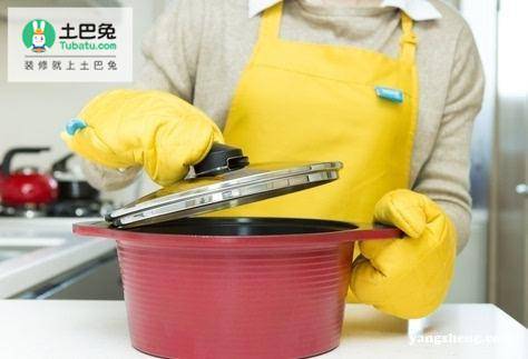 每天打掃還是染灰塵？保潔阿姨用10年經驗教你3個方法！　&　越來越多人的臥室都不放床了，這樣做省錢又實用！