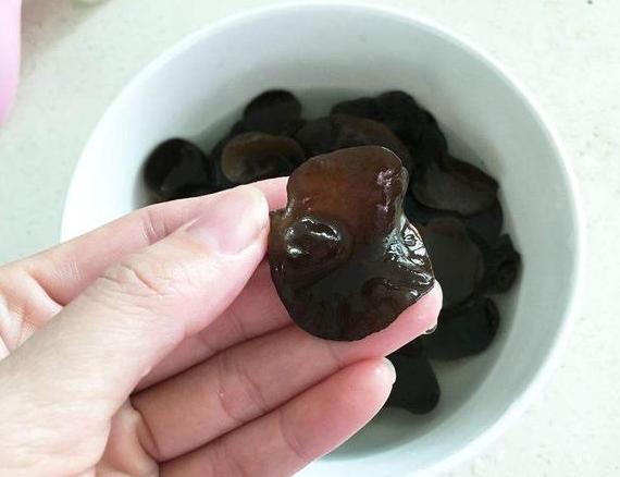 家人愛吃木耳，泡發前加入這2樣東西，幾分鐘泡出的木耳又大又乾凈！