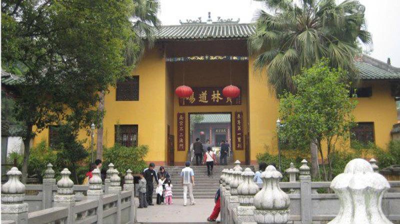《佛教護法神驅離紅衛兵》紅衛兵持槍砲搗毀六祖南華寺時，出現驚人奇象