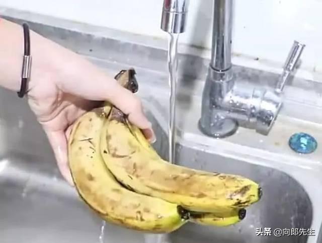 香蕉用水沖一衝，真的厲害，吃了30多年還不知道，學到了