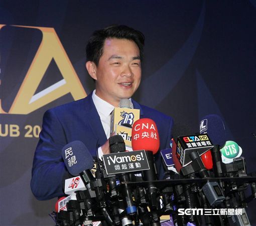 中職／李鍾旭隨NC 與彭政閔打招呼