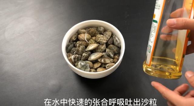 洗花蛤沙子越洗越多！用這2個小方法，花蛤吐沙又快又徹底！ 