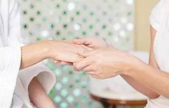 手指發麻的人一定要看看，手指發麻竟如此可怕，可能是「血液淤堵」或者「中風前兆」，一招教你及時救命，年過40都要學起來！