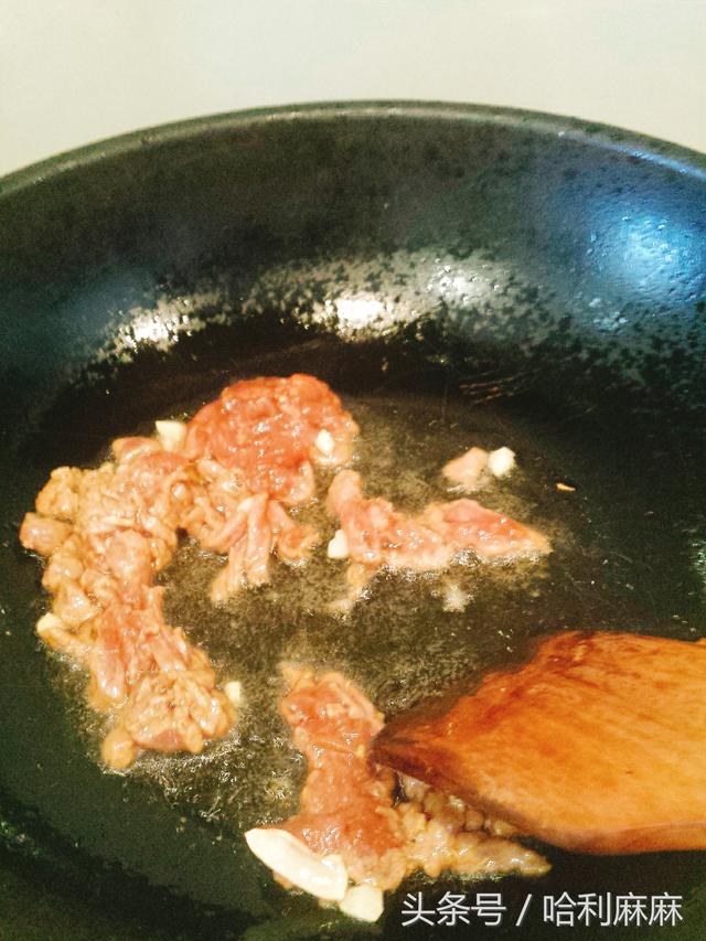 這道菜排毒通便、降壓降血脂，脆嫩鮮滑，清甜可口。這個季節吃正合適，一定要多做給家人吃！ 