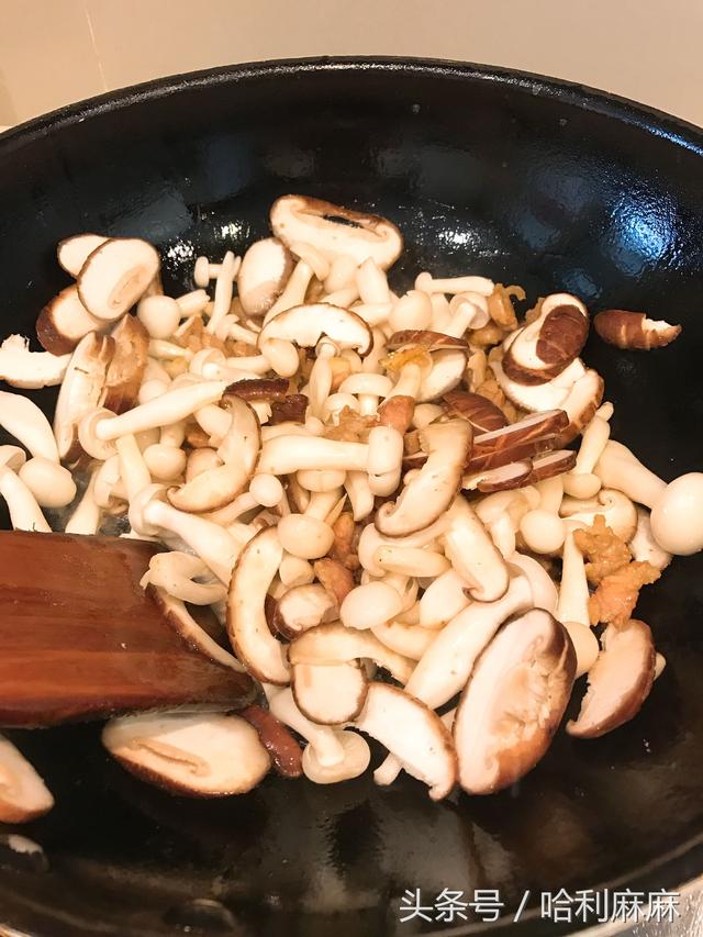 這道菜排毒通便、降壓降血脂，脆嫩鮮滑，清甜可口。這個季節吃正合適，一定要多做給家人吃！ 