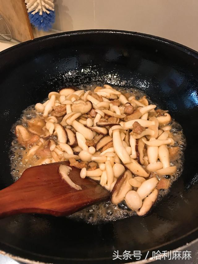 這道菜排毒通便、降壓降血脂，脆嫩鮮滑，清甜可口。這個季節吃正合適，一定要多做給家人吃！ 