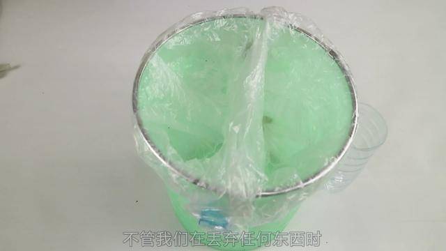 垃圾桶上一定要放一隻筷子，這個妙招太棒了，後悔今天才知道
