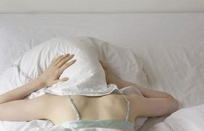 可怕，女人千萬不要這樣入睡，會讓你一夜老10歲！絕對不是恐嚇你... 