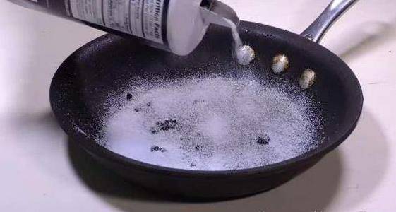 廚房的排水孔堵塞了，只需倒入一種天天在吃的東西，一下子就打通了