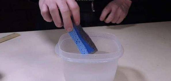 廚房的排水孔堵塞了，只需倒入一種天天在吃的東西，一下子就打通了