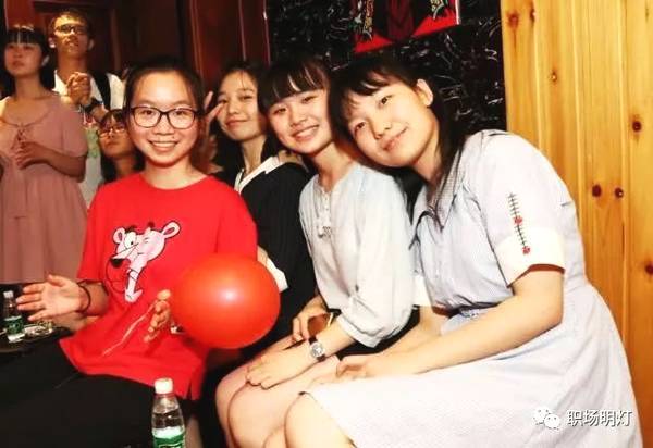 同學聚會，年入100萬的人坐一桌，結帳時，女同學一番話，尷尬了
