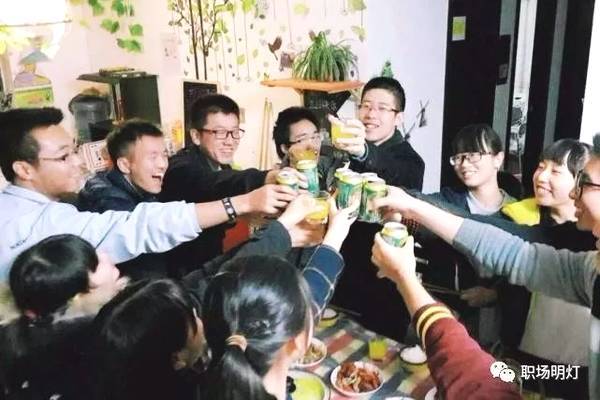 同學聚會，年入100萬的人坐一桌，結帳時，女同學一番話，尷尬了