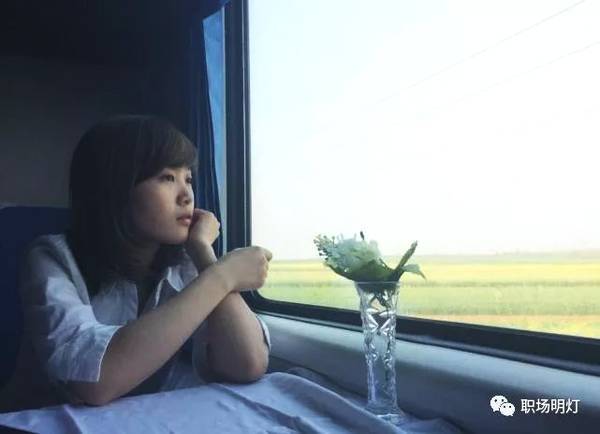 同學聚會，年入100萬的人坐一桌，結帳時，女同學一番話，尷尬了