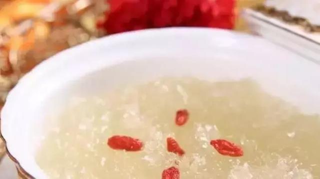 「千億媳婦」8年生四胎，每月花50萬，孕產期保養就靠燕窩！