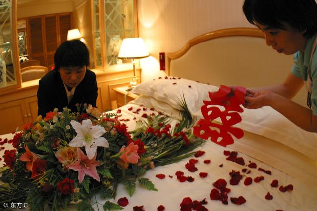 兒媳新婚夜起床洗衣服，我連夜找兒子談話，次日取消了回門宴 