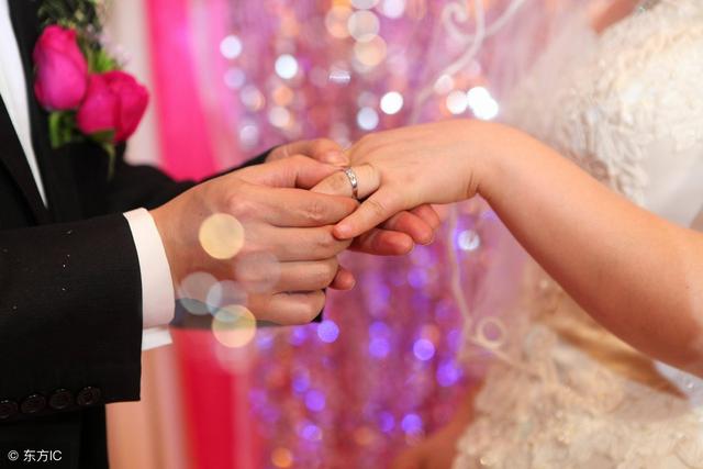 兒媳新婚夜起床洗衣服，我連夜找兒子談話，次日取消了回門宴 