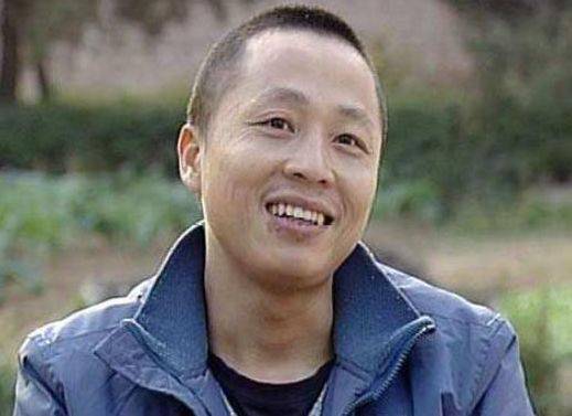 單身漢撫養棄嬰長大，親生父母攜鉅款來交換，女孩伸出手掌，父母雙雙離開，網友爆贊「養育之恩大於天」
