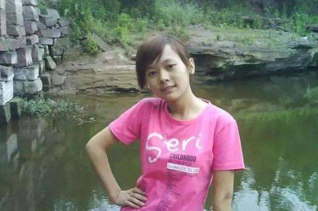 單身漢撫養棄嬰長大，親生父母攜鉅款來交換，女孩伸出手掌，父母雙雙離開，網友爆贊「養育之恩大於天」