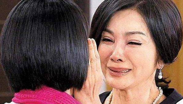 單身漢撫養棄嬰長大，親生父母攜鉅款來交換，女孩伸出手掌，父母雙雙離開，網友爆贊「養育之恩大於天」