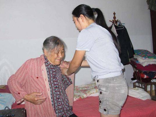 父親臨終給了乞丐10萬，兒子不服去要，跪地再給10萬