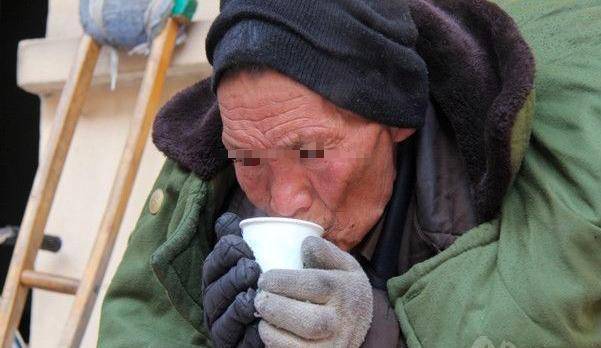 父親臨終給了乞丐10萬，兒子不服去要，跪地再給10萬