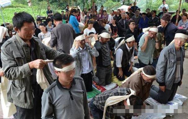 老母親去世，8個兒子回來爭家產，最小孫子親奶奶一口，大家蒙了