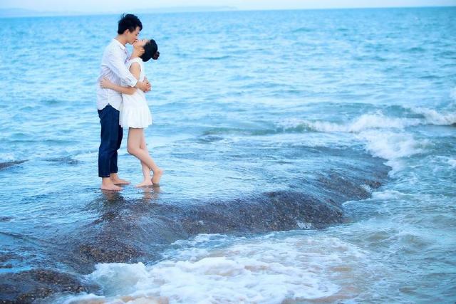 婆婆生病，我和老公回農村探望，剛進屋看見倆人，我摔門離開