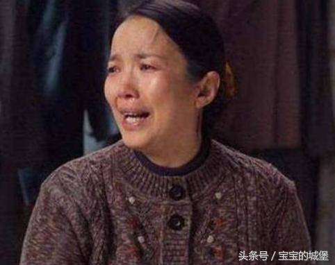 母親老年癡呆，總說老婆行李箱中藏了個人，男子懷疑打開查看，如遭雷擊