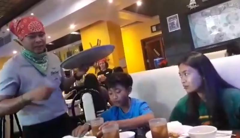 小姊弟吃飯「服務生一直瘋狂打擾」 姊姊發現不對勁抬頭一看「才發現是等了3年的驚喜」