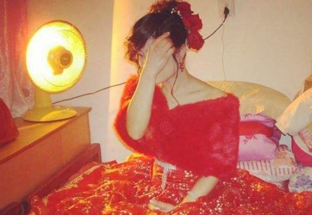 女友臉上毀容，男子堅決娶回家，被鄉親們嘲笑，掀開蓋布全場蒙住