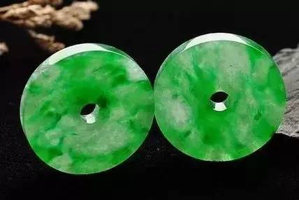 婆婆三十年前買的「假」翡翠傳給我，我嫌棄不願戴，被朋友看到後直呼「撿到寶」！我欣喜若狂！