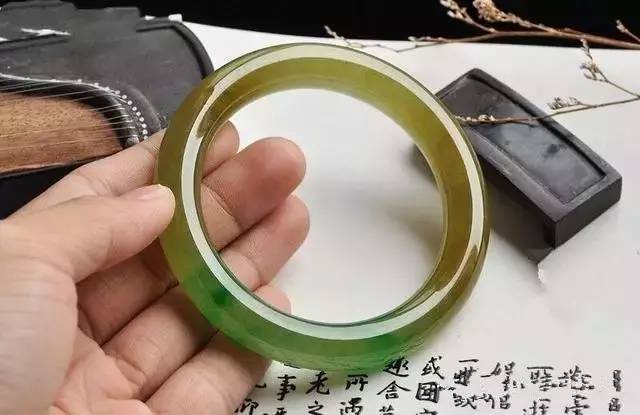 婆婆三十年前買的「假」翡翠傳給我，我嫌棄不願戴，被朋友看到後直呼「撿到寶」！我欣喜若狂！