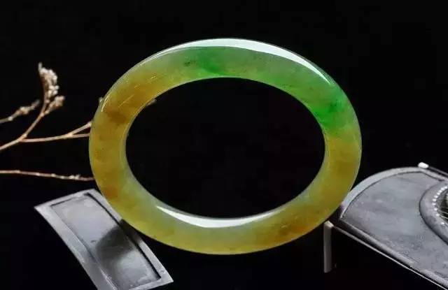婆婆三十年前買的「假」翡翠傳給我，我嫌棄不願戴，被朋友看到後直呼「撿到寶」！我欣喜若狂！