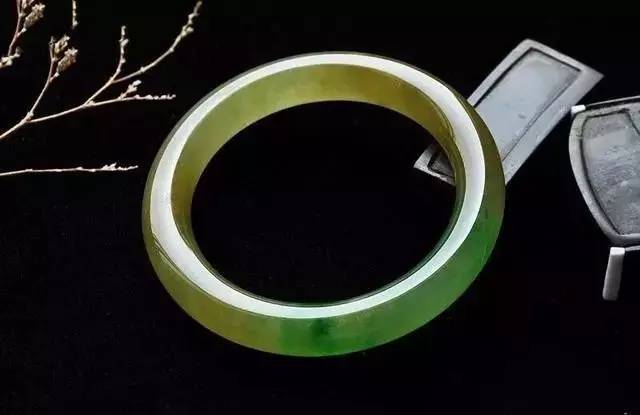 婆婆三十年前買的「假」翡翠傳給我，我嫌棄不願戴，被朋友看到後直呼「撿到寶」！我欣喜若狂！