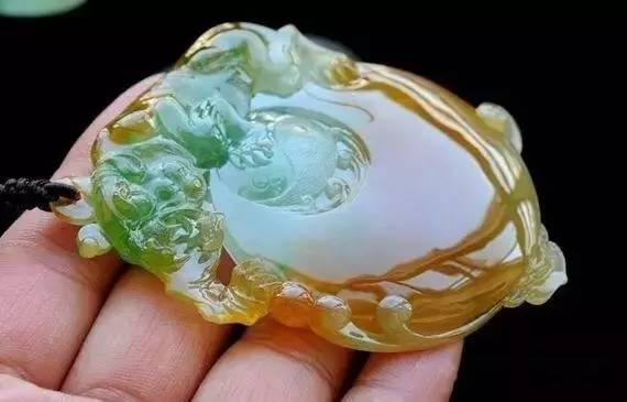 婆婆三十年前買的「假」翡翠傳給我，我嫌棄不願戴，被朋友看到後直呼「撿到寶」！我欣喜若狂！
