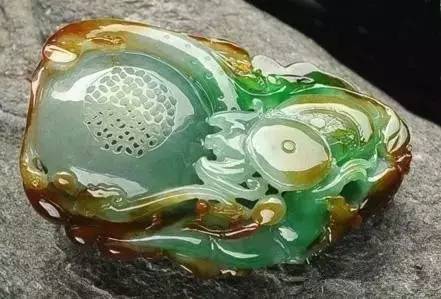 婆婆三十年前買的「假」翡翠傳給我，我嫌棄不願戴，被朋友看到後直呼「撿到寶」！我欣喜若狂！