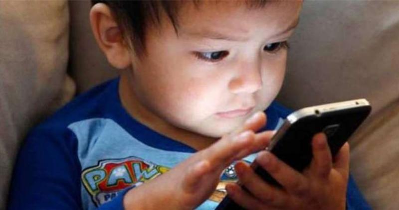 別再給孩子玩手機了...研究發現，最快「2年」，就可能導致失明和各種器官病變！ 