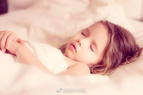 孩子睡覺前，父母陪伴的重要性，尤其是寶寶還未到六歲時