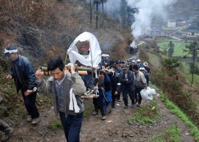 父母去世大伯將他趕出家，三叔領回家照顧，發財後卻只給大伯養老