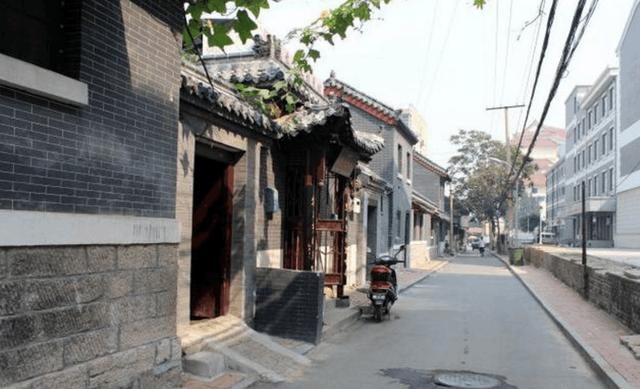 父母去世大伯將他趕出家，三叔領回家照顧，發財後卻只給大伯養老