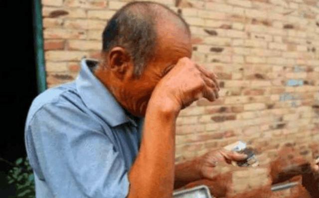 父母去世大伯將他趕出家，三叔領回家照顧，發財後卻只給大伯養老