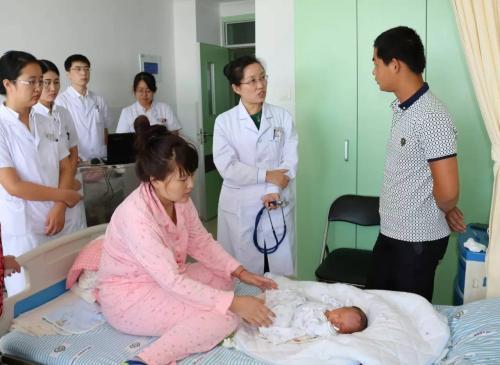 我一人去醫院生二胎，知道是兒子後，婆家人趕來一看卻臉色突變