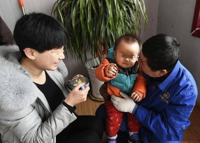 外孫生日我給200紅包，女婿嫌少還給我，到家一看我喜極而泣