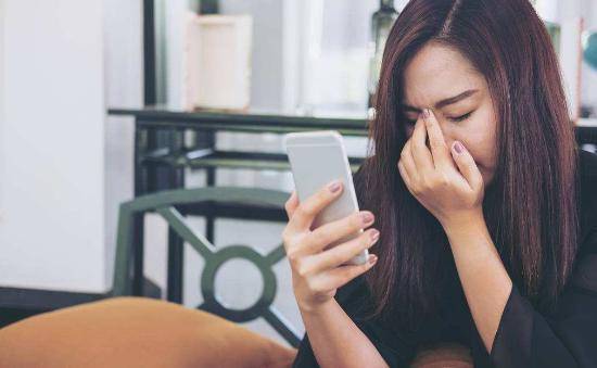公婆幫帶女兒沒要一分生活費，進餐廳看到一人，眼眶紅了