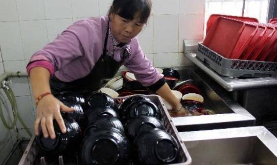 公婆幫帶女兒沒要一分生活費，進餐廳看到一人，眼眶紅了