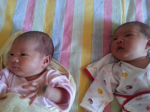 雙胞胎兒子滿月宴，娘家來了50人，客人走後，婆婆坐在地上大哭
