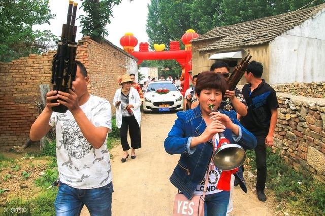 農村男孩遭遇娶妻難，有車有房卻連續兩年被退婚，父母愁哭咋辦？