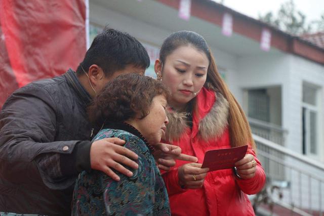 我答應老公把房過戶給他，前妻在他去世後來搶房，看到房本傻了眼