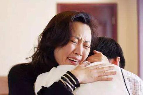 我答應老公把房過戶給他，前妻在他去世後來搶房，看到房本傻了眼