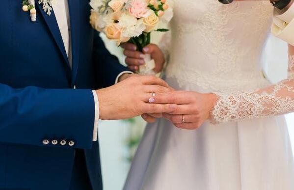 新婚當日，婆婆在婚禮上大出風頭，敬茶時我潑她一身茶水
